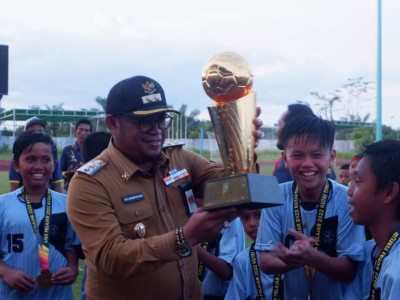 Penyerahan Piala Cup Bupati Ke Tim Sepak Bola SDK Assisi